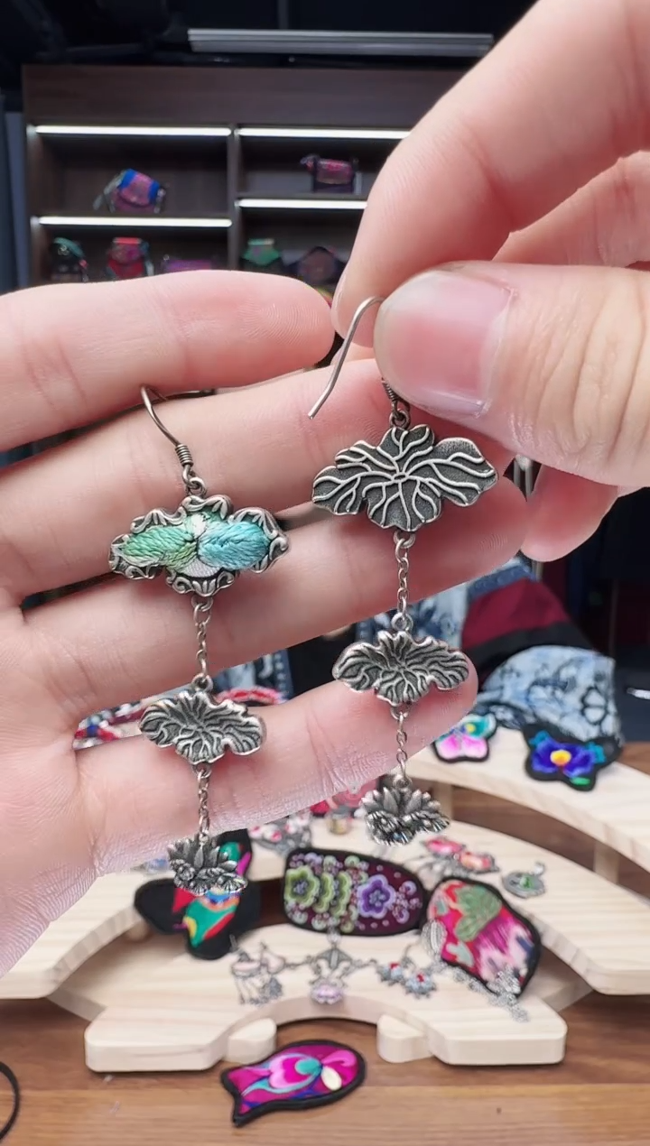 织绣90蒙阿苏苗绣传承店