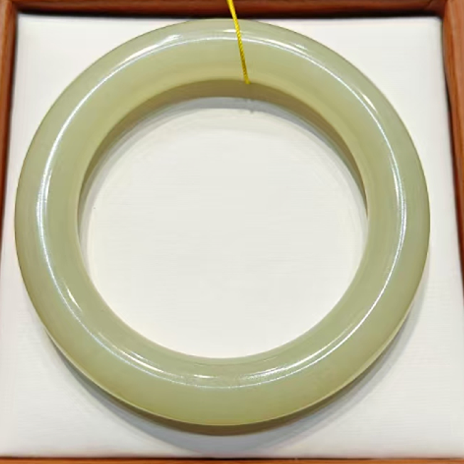 和田玉黄口手镯时尚女款精美