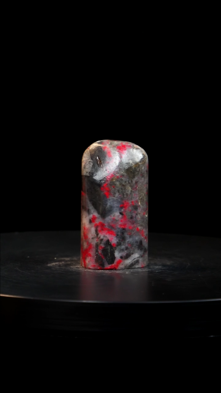 鸡血石牛角鸡血石