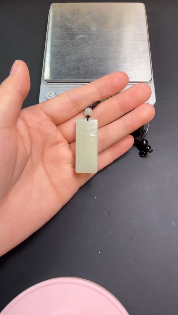 【闪购商品】和田玉吊坠(赠链)未镶嵌且末微色差迪克兰吊坠