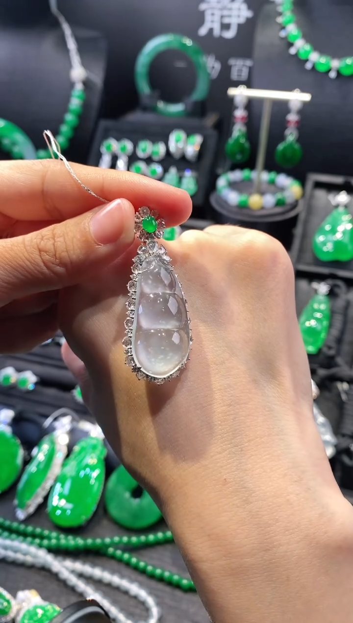 翡翠18K金镶嵌颈饰福豆吊坠5090403