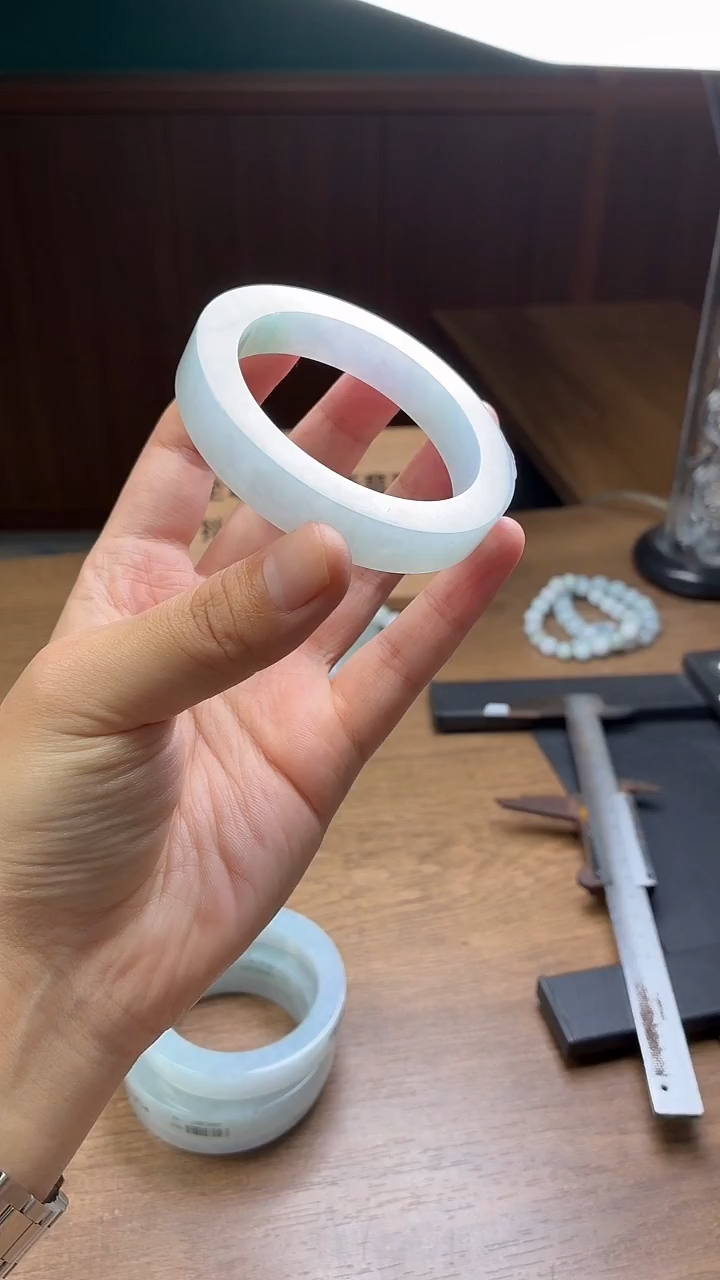 未镶嵌手镯定制翡翠乌****司定制