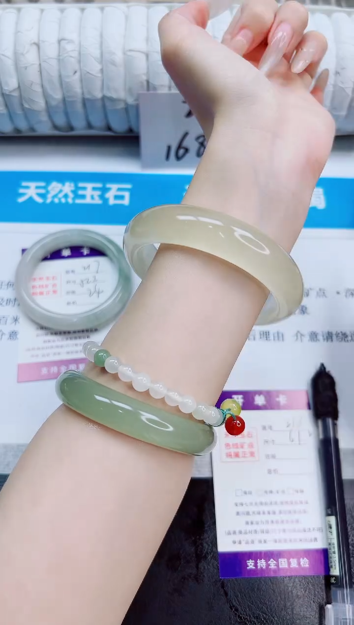 未镶嵌手镯石英质玉218/61.2