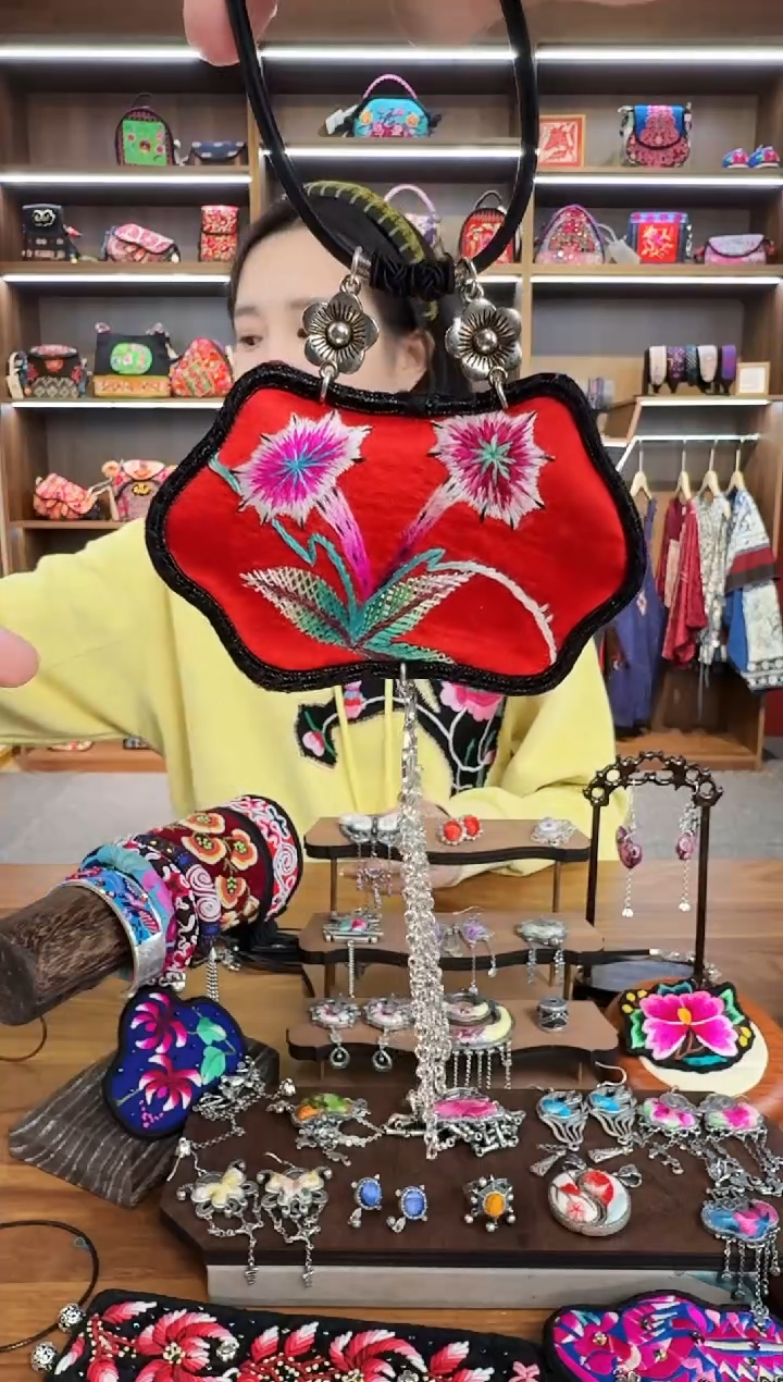 【闪购商品】织绣39蒙阿苏苗绣传承