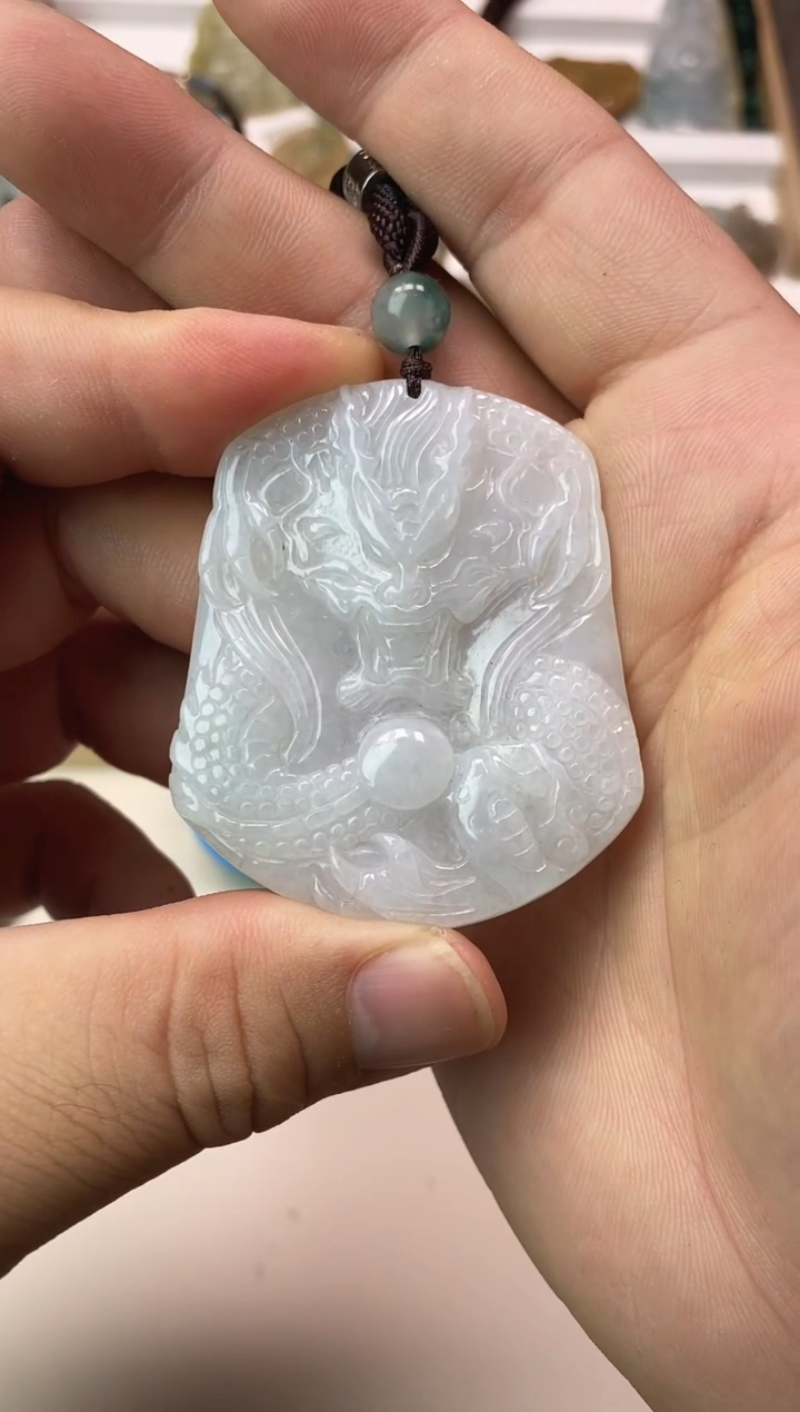 吊坠(不含链)未镶嵌翡翠一***。天然缅甸A货翡翠（龙牌）