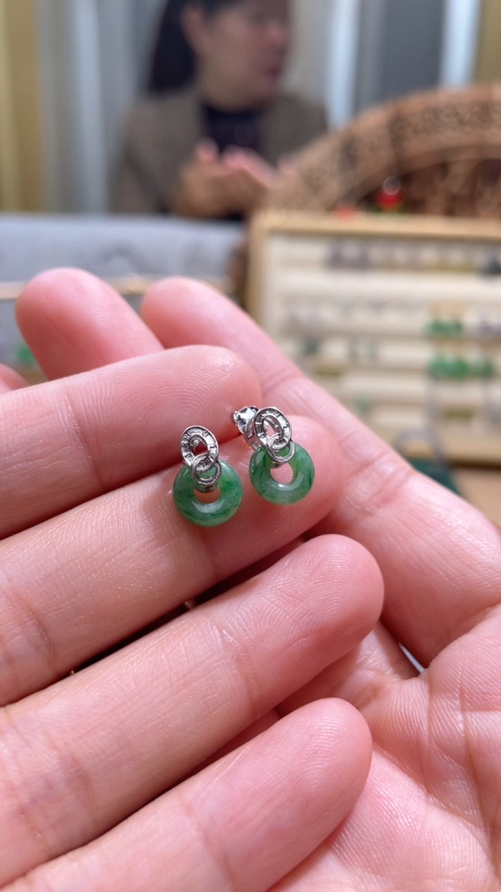 【闪购商品】翡翠颈饰未镶嵌甜甜圈一对