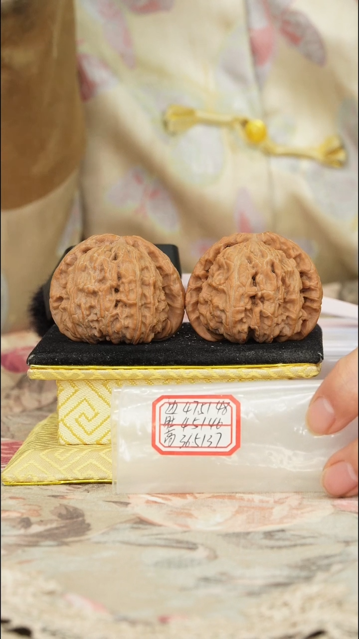 【闪购商品】文玩核桃把件白狮子有修