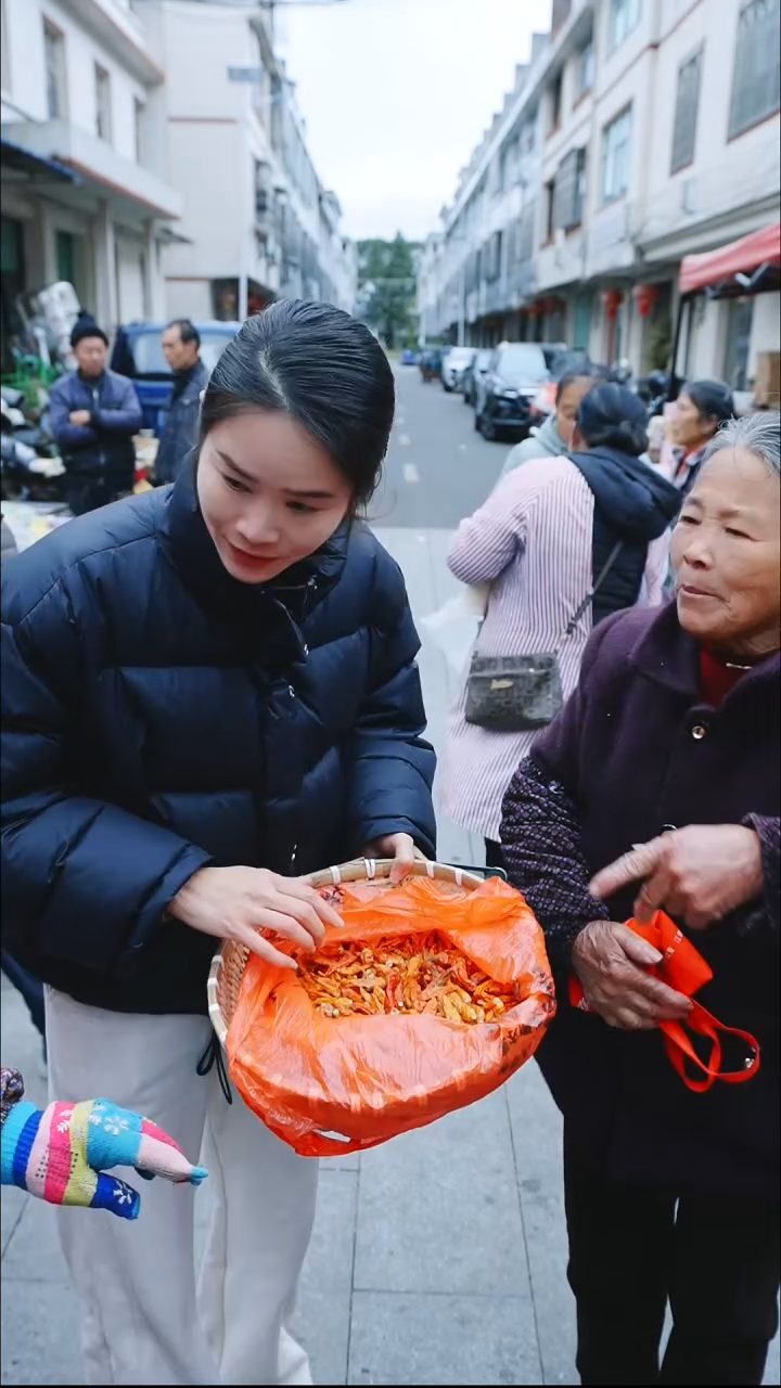 中国大陆带卖农家干红小米椒1斤