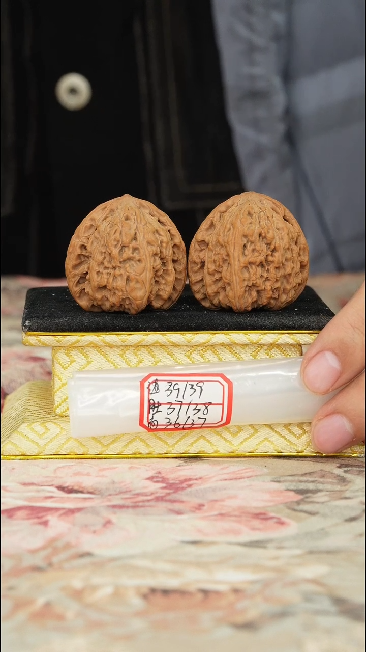 【闪购商品】文玩核桃把件密纹