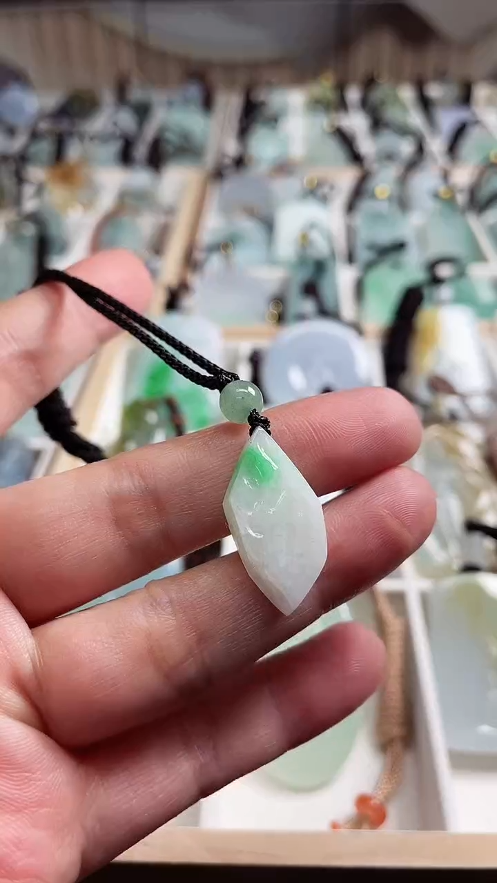 【闪购商品】翡翠颈饰未镶嵌11111111