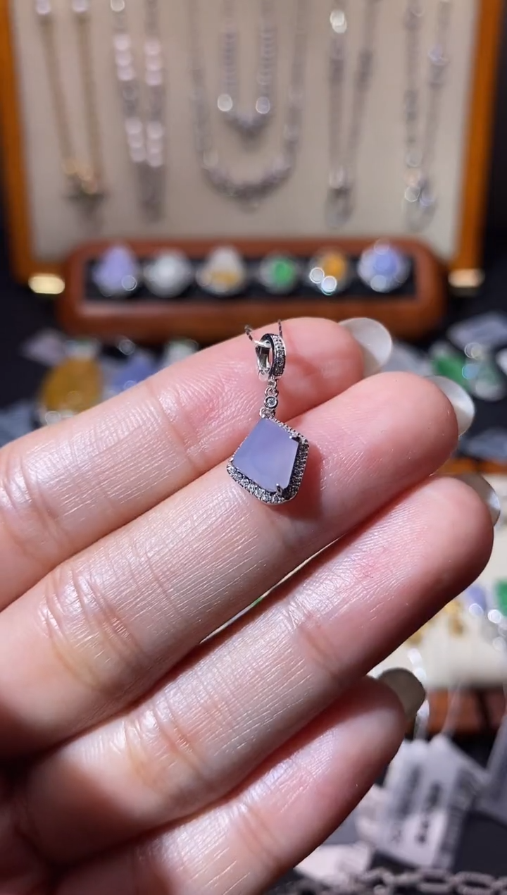 翡翠18K金镶嵌颈饰吊坠