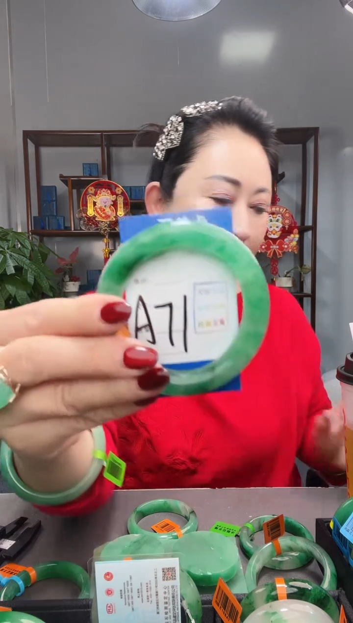 【闪购商品】石英质玉手镯未镶嵌非洲翠
