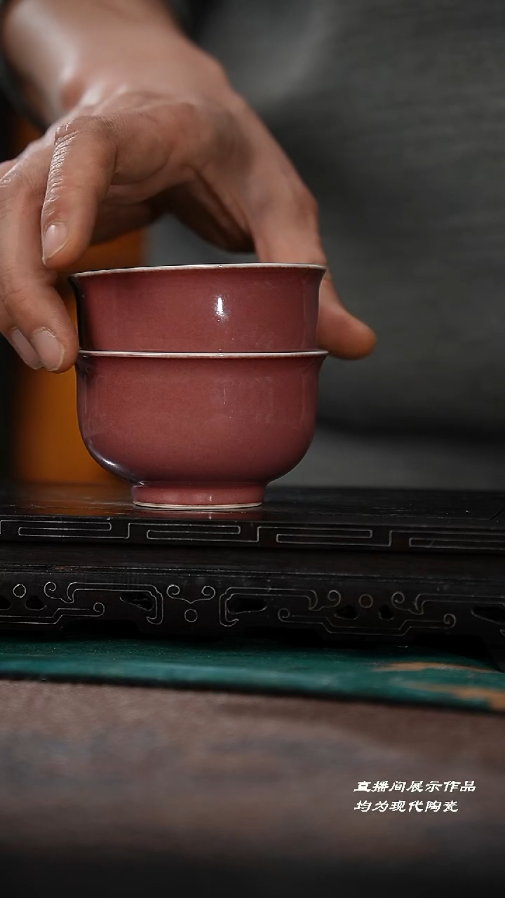 D****s87-1两个豇豆红内山水炉式杯（元煦）