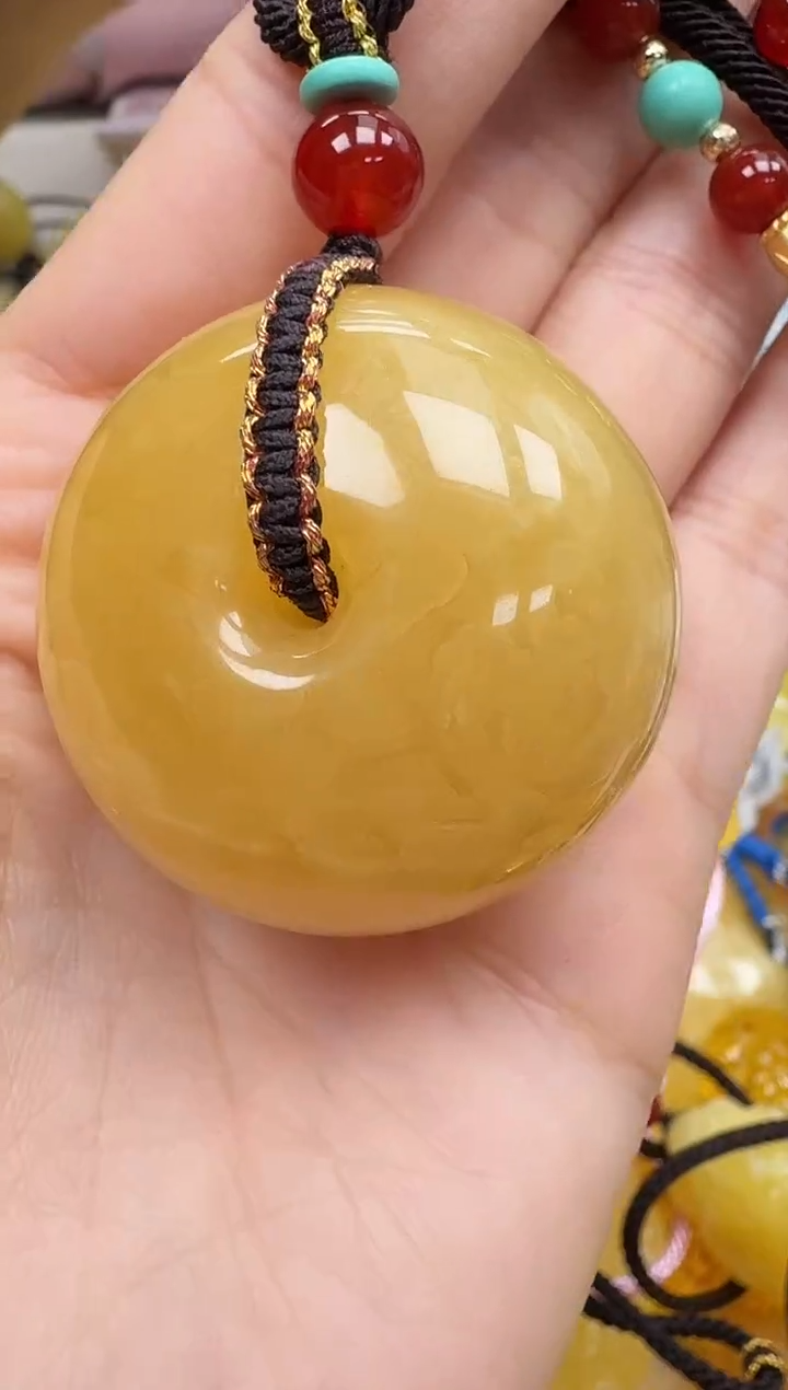 未镶嵌琥珀裸石如图