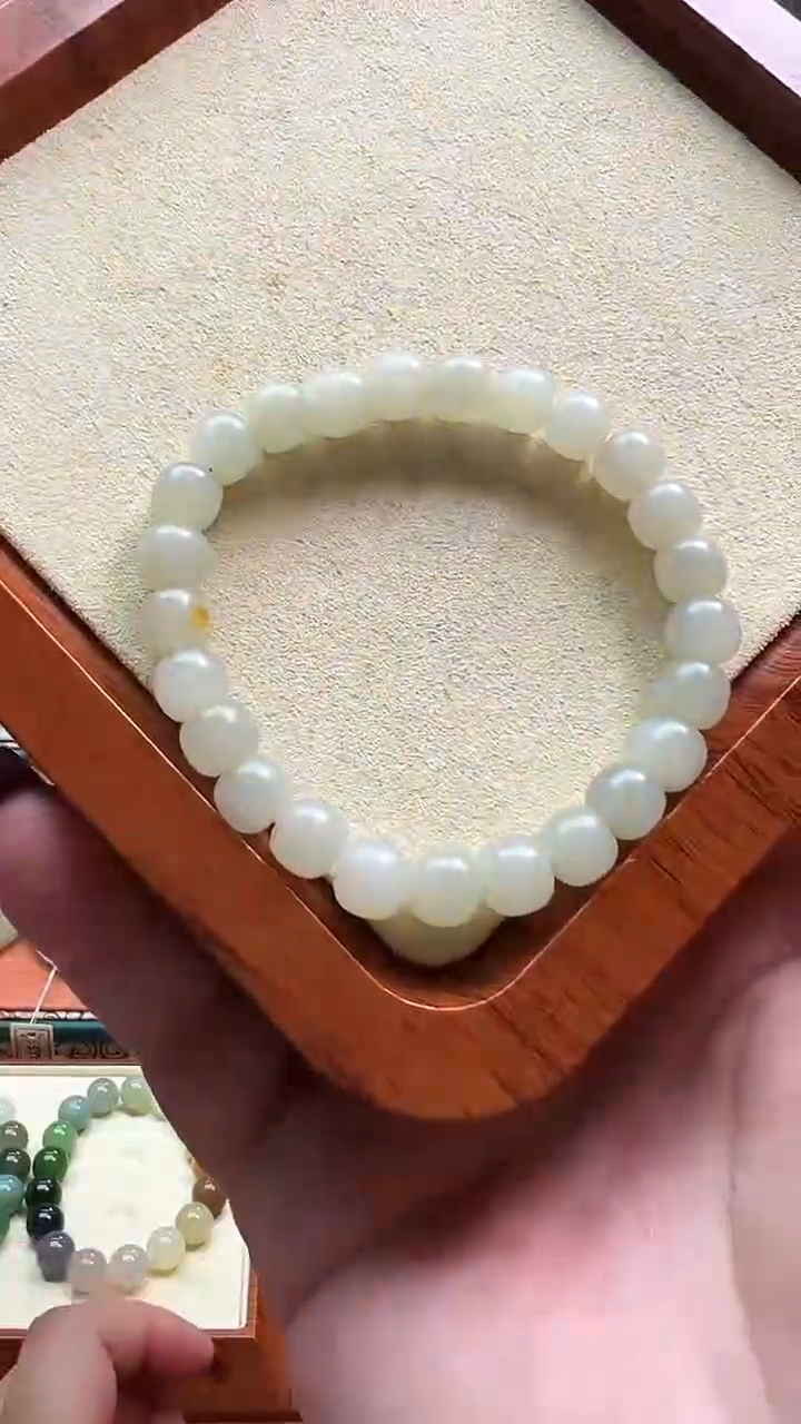 未镶嵌手串和田玉8mm左右带皮青白玉老型单圈