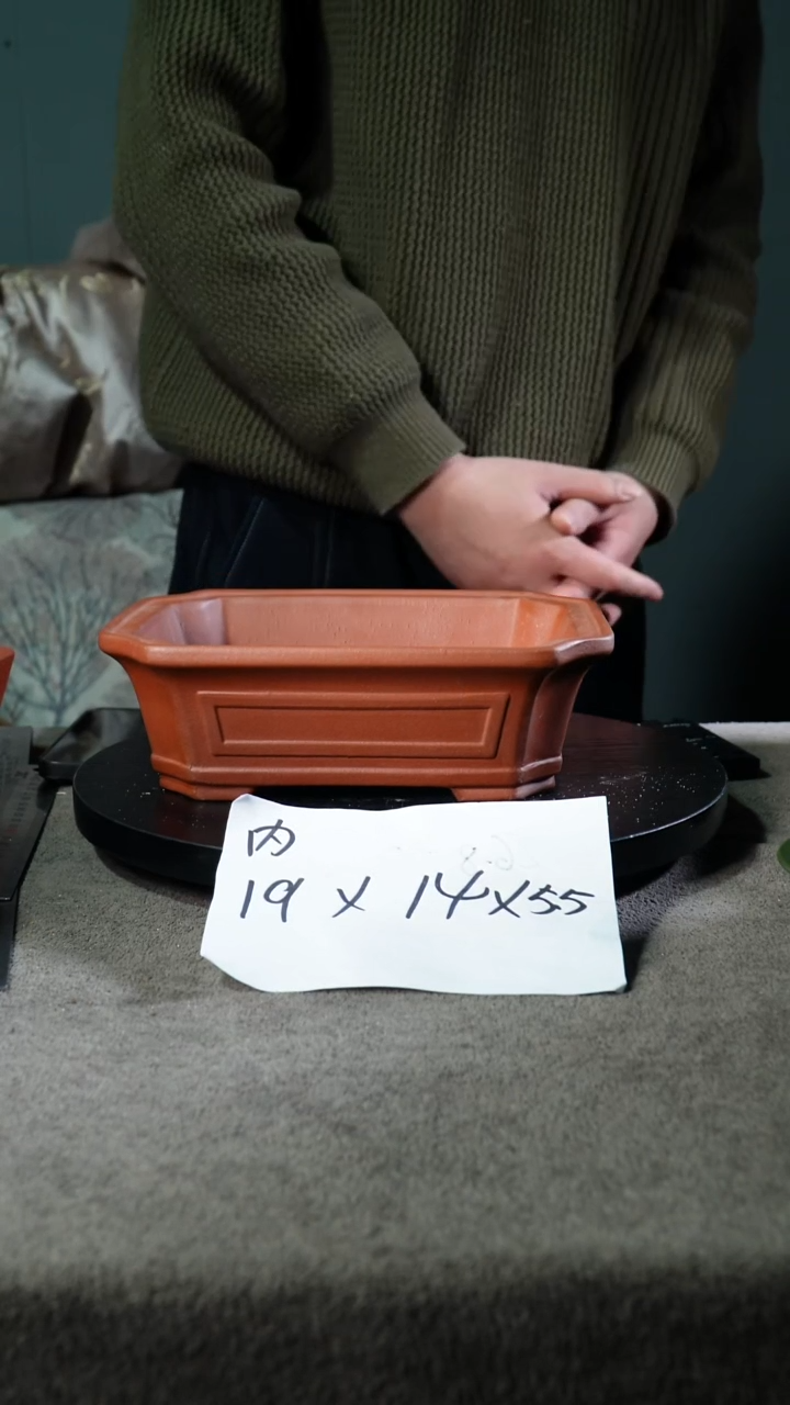 A宜兴紫砂小花盆