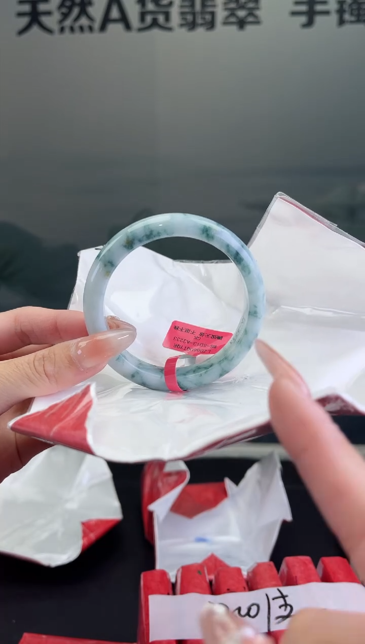 翡翠手镯未镶嵌翡翠手镯6