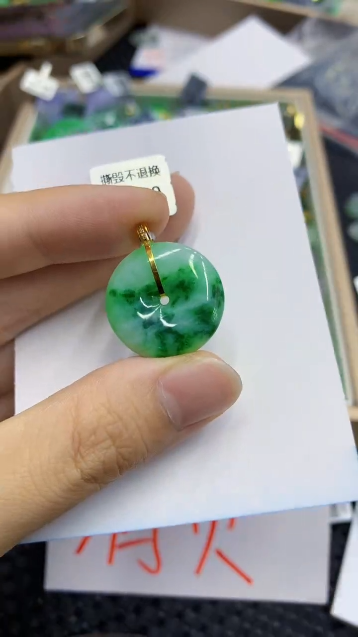 翡翠18K金镶嵌颈饰             8