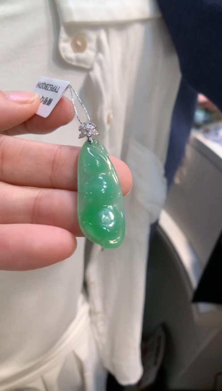 颈饰18K金镶嵌翡翠福豆