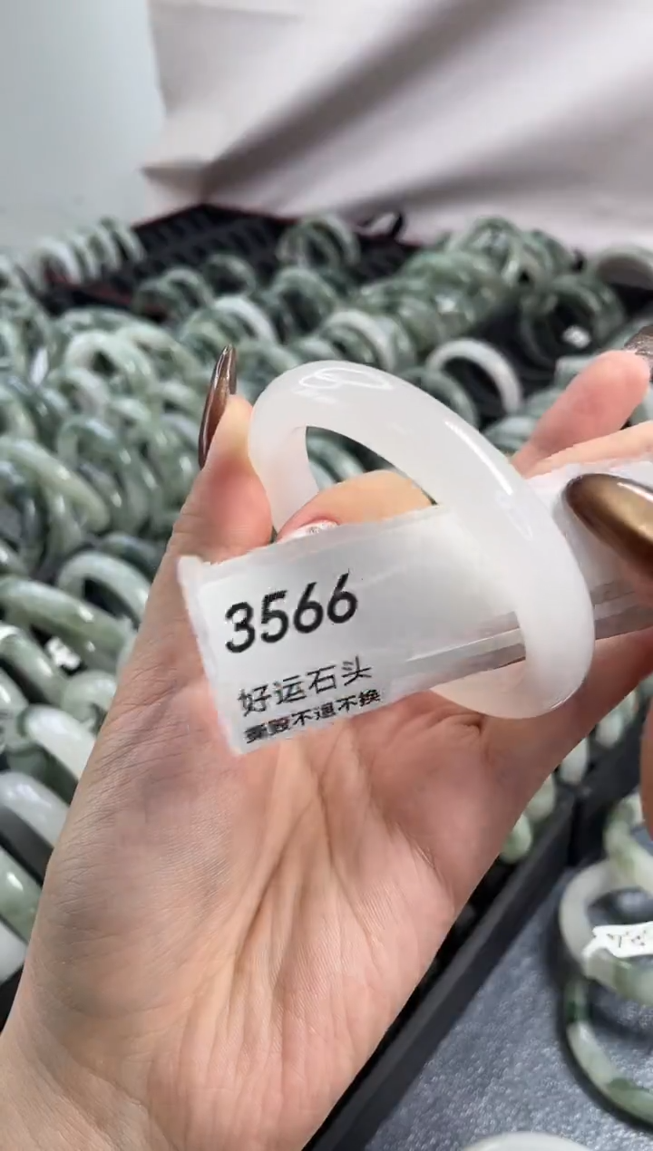 未镶嵌手镯石英质玉3566