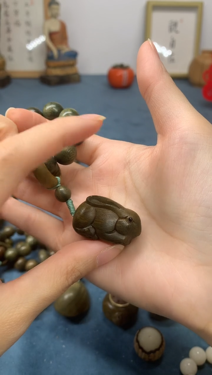 【闪购商品】维腊木（绿檀）把件玉兔 盘玩件