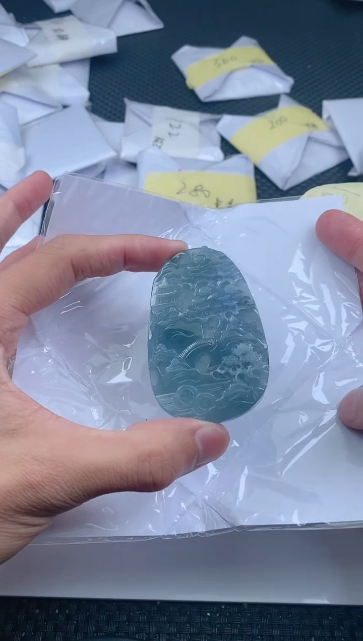 翡翠未镶嵌颈饰            