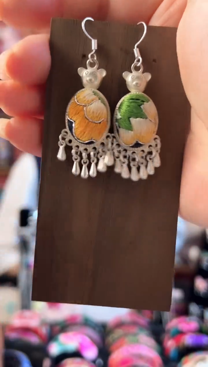 织绣民族风老绣饰品189