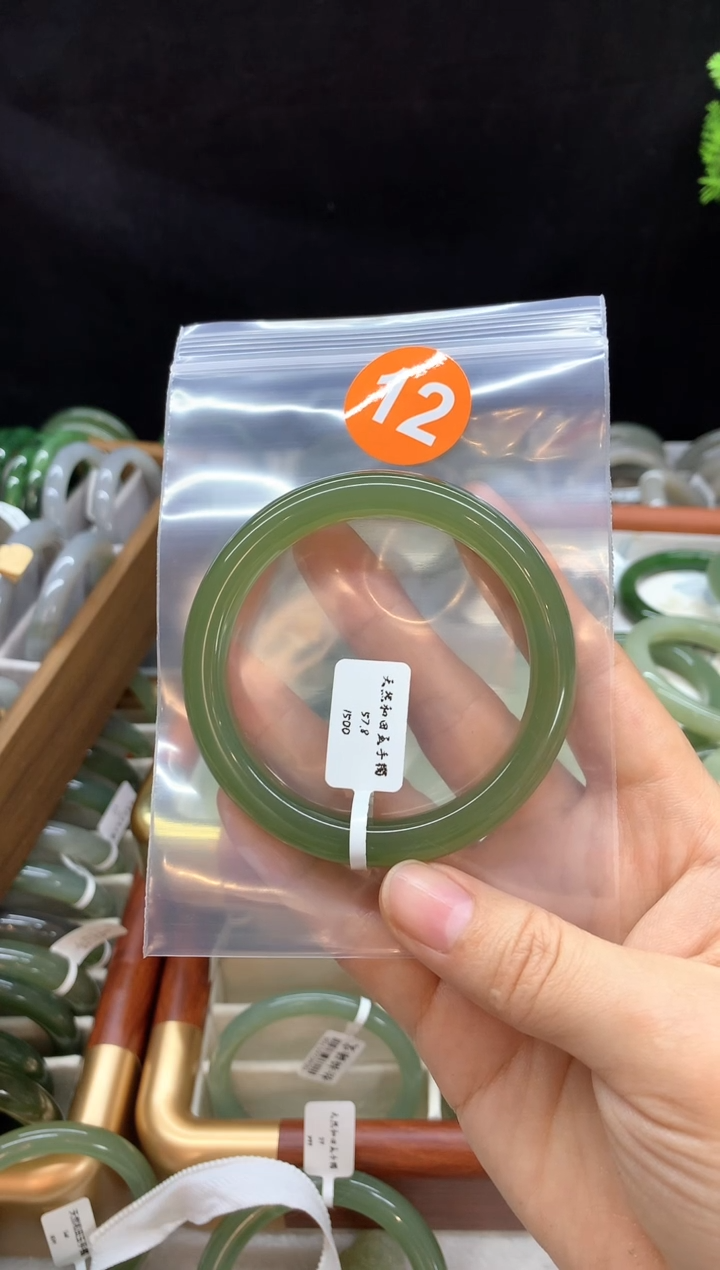 未镶嵌手镯和田玉天****！手镯3