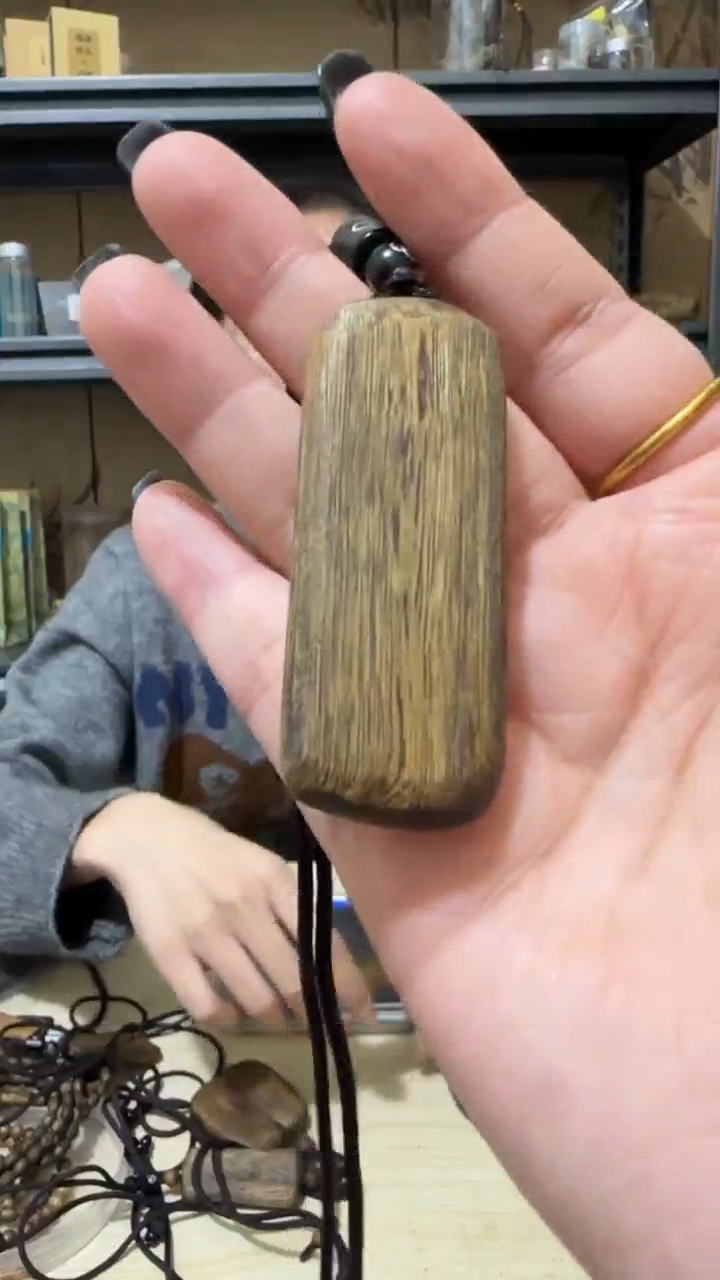 【闪购商品】沉香手串21号树心油吊坠7克+