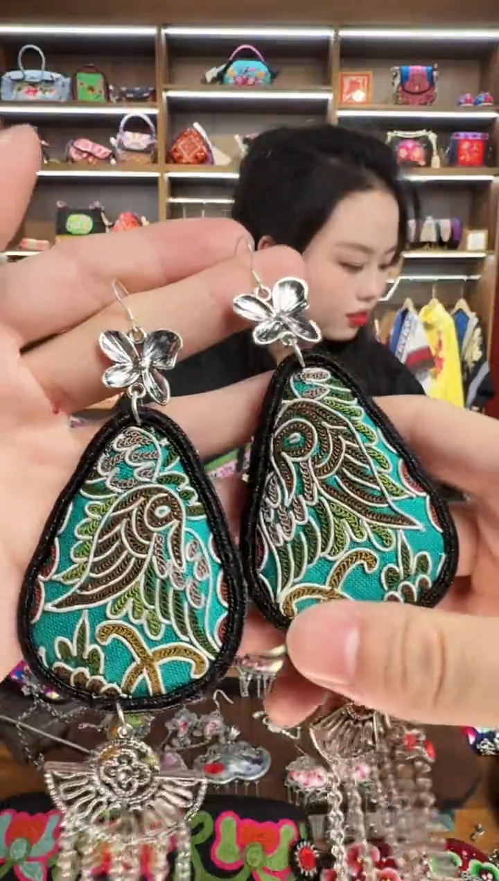 【闪购商品】织绣68蒙阿苏苗绣传承