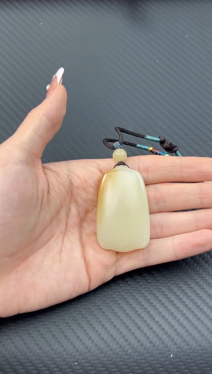 【闪购商品】和田玉吊坠(赠链)未镶嵌且末金山微色差吊坠