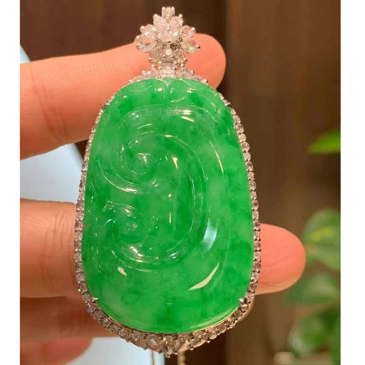 天然A货缅甸翡翠18K金镶嵌色辣满绿水润如意吊坠272937
