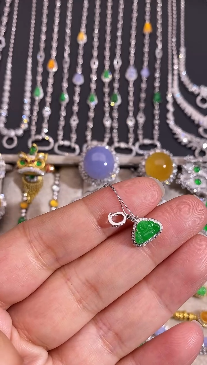 颈饰18K金镶嵌翡翠吊坠