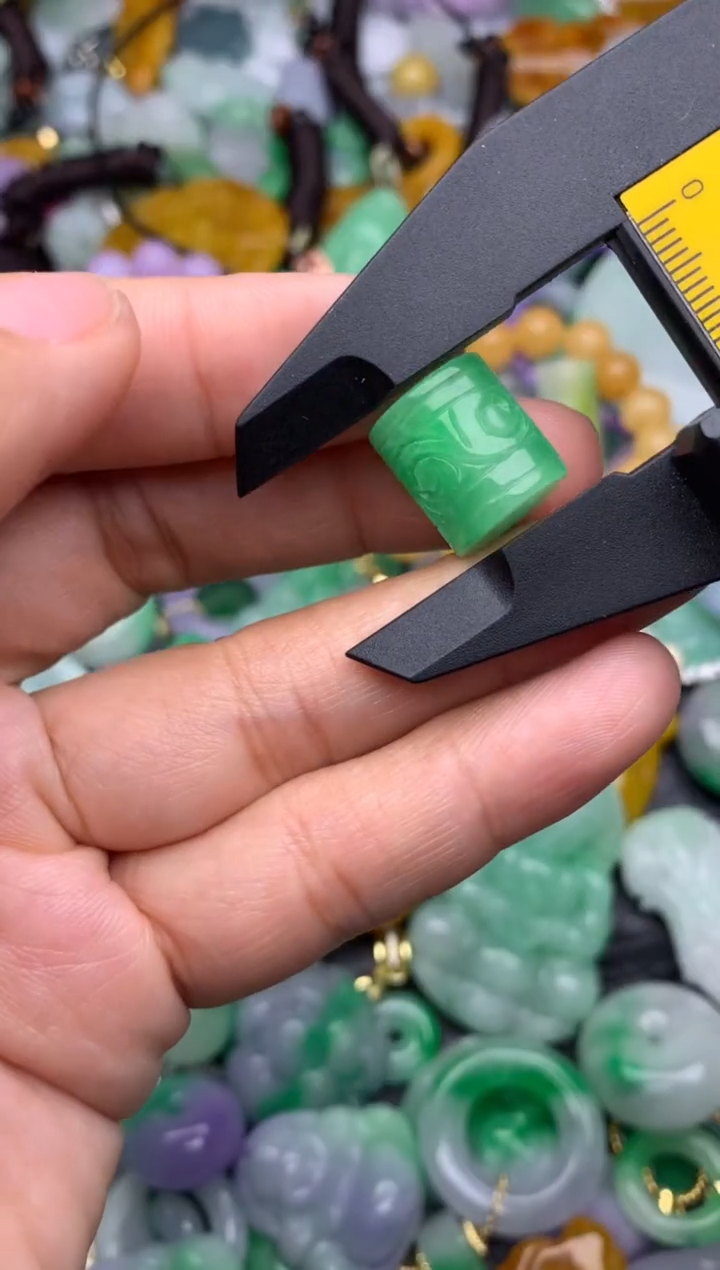 颈饰未镶嵌翡翠天然缅甸翡翠吊坠