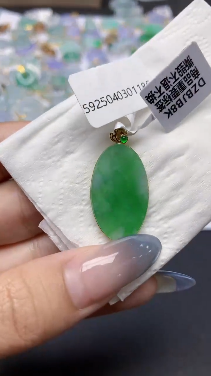 翡翠18K金镶嵌颈饰天然a货翡翠