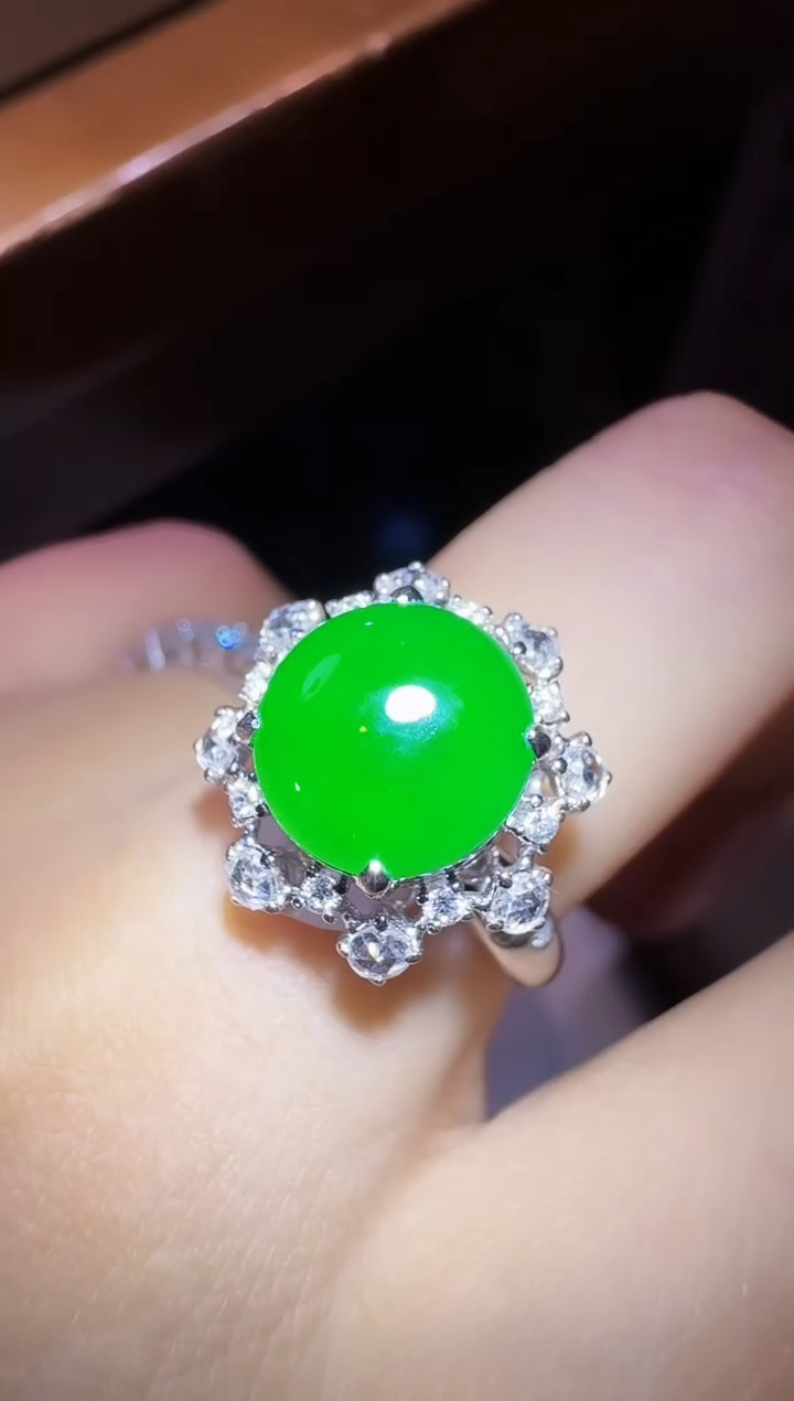 18K金镶嵌戒指翡翠蛋面