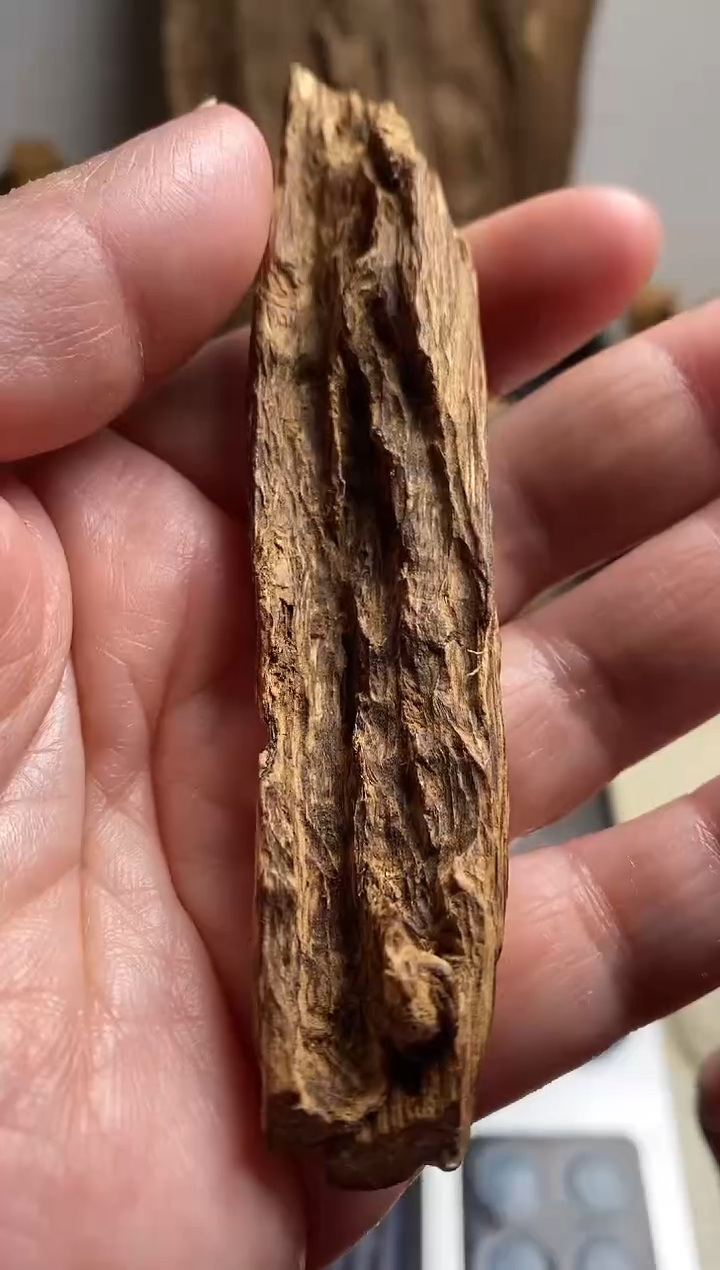 【闪购商品】沉香手把件马泥涝九分沉原料7克