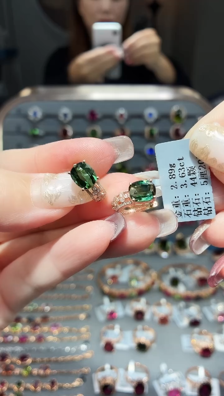 18K金镶嵌耳饰碧玺3.63配钻