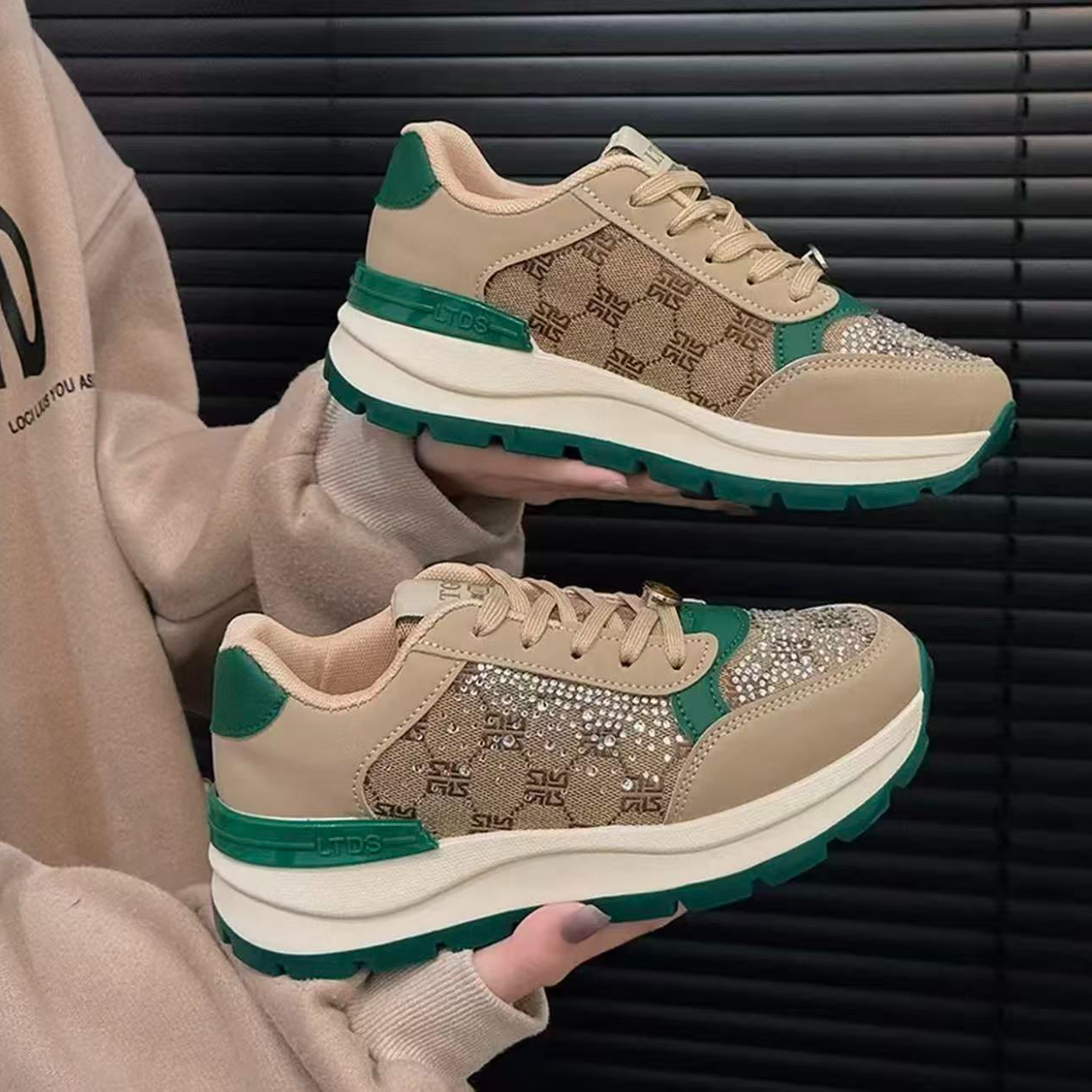 （亮灯牌点关注才可以拍）2025新款满天星时尚百搭老爹鞋