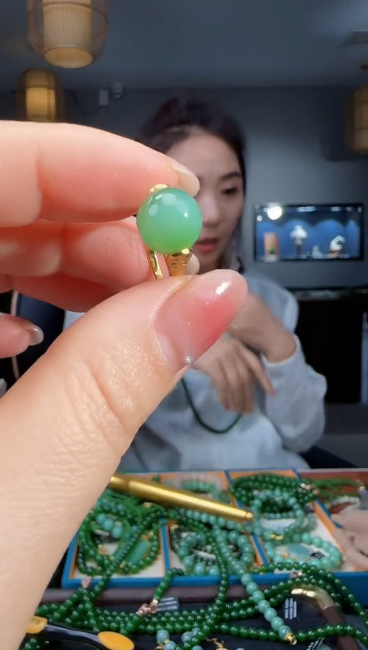 18K金镶嵌戒指和田玉1