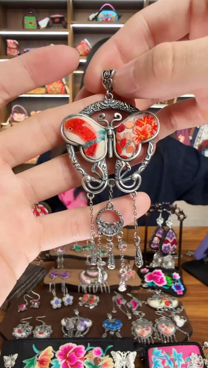 【闪购商品】织绣51蒙阿苏苗绣传承