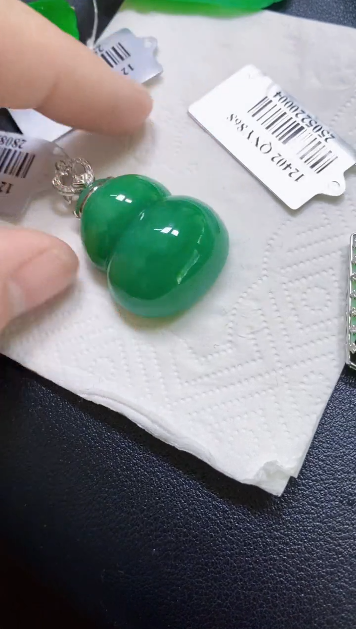 颈饰18K金镶嵌翡翠葫芦