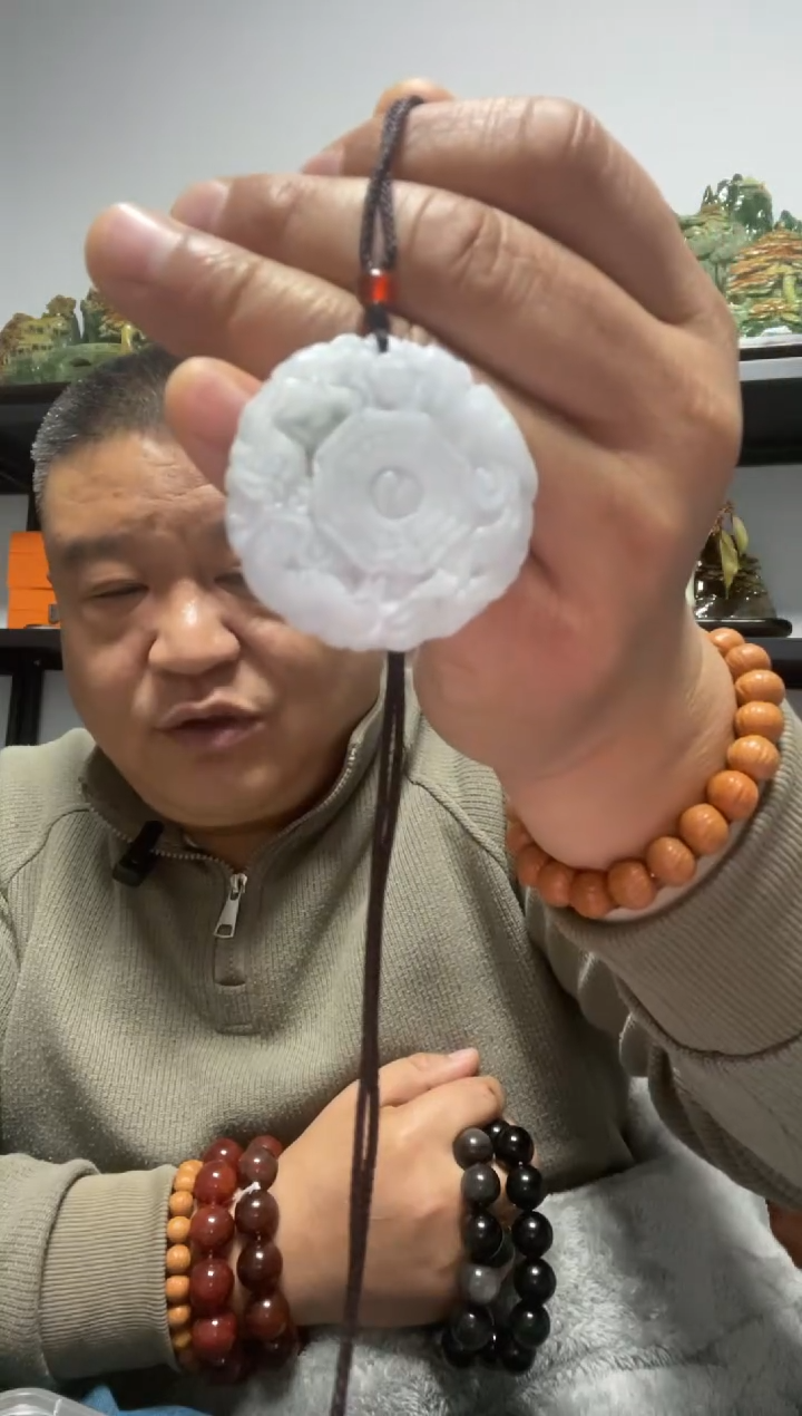 吊坠(赠链)未镶嵌翡翠八卦精雕吊坠