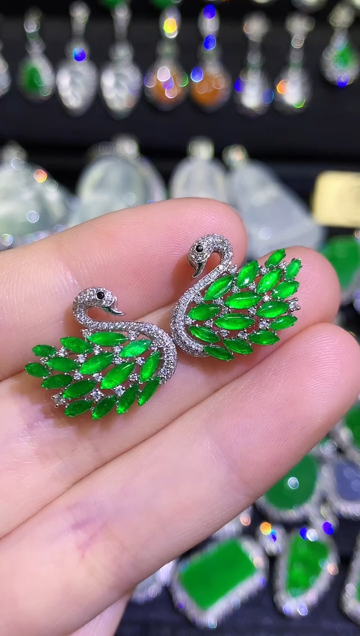 【闪购商品】翡翠耳饰18K金镶嵌高冰满绿天鹅耳钉