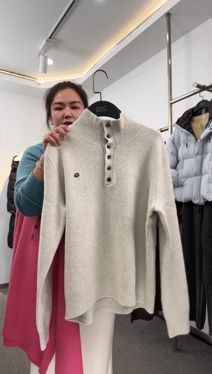 尚*亮格子扣米色羊毛衫