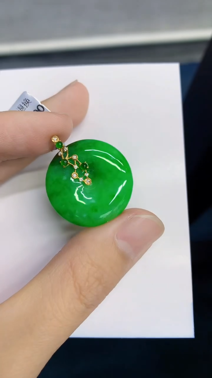 翡翠18K金镶嵌颈饰              1