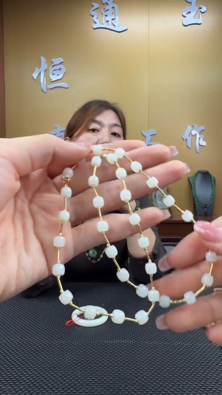 颈饰18K金镶嵌和田玉项链