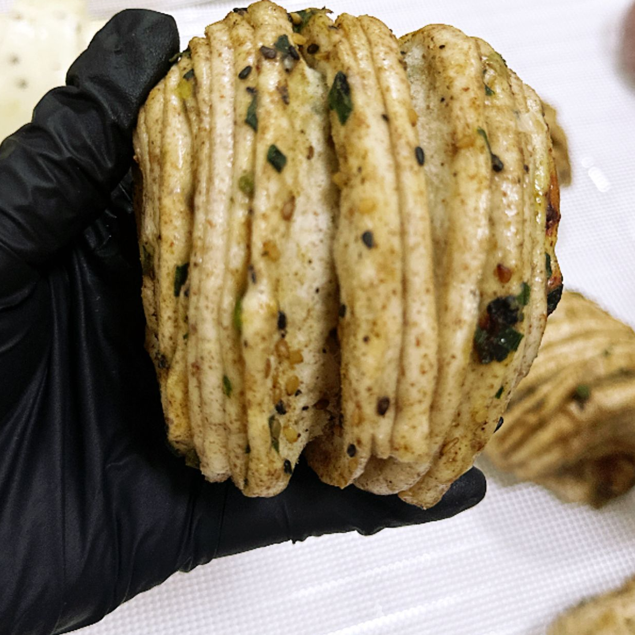 纯手工制作全麦椒盐卷一个