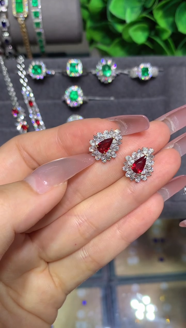 18K金镶嵌耳钉红宝石1.32CT