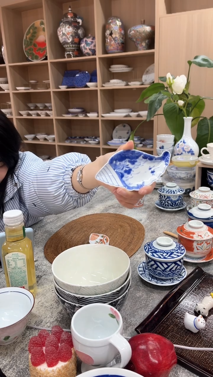 【闪购商品】瓷片O-50 染付草花波文 貝型手塩皿